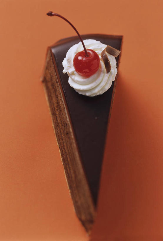 点心,无人,竖图,俯视,室内,特写,白天,下午茶,桌面,桌子,樱桃,水果,一块,切开,橙色背景,阴影,新鲜,反射,木制,影子,生食,食品,糖,糖果,甜点,甜品,果实,巧克力蛋糕,食物,糕点,木制品,甜食,奶油,巧克力,切,摄影,有机食品,绿色食品,影棚,朱古力,乳制品,剖面,切面,激凌,克林姆,淇淋,樱珠,莺桃,英桃,楔桃,牛桃,荆桃,彩图,高角度拍摄,影棚拍摄,拍摄,蛋糕