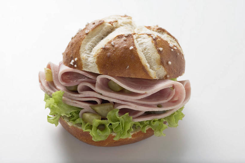 点心,面包,无人,横图,俯视,室内,特写,白天,白色背景,烹饪,西餐,桌面,桌子,黄瓜,蔬菜,阴影,新鲜,反射,木制,影子,生菜,莴苣,肉,芝麻,三明治,料理,食品,面点,火腿,猪肉,菜肴,美食,肉类,食物,腌制,糕点,一个,木制品,快餐,西式,摄影,佳肴,有机食品,绿色食品,影棚,单个,肉食,西式快餐,小圆面包,三文治,豚肉,脂麻,胡麻,白麻,巨胜子,春菜,鹅仔菜,莴仔菜,千金菜,油麻,叶用莴苣,熏制,火肉,兰熏,猪腿,青瓜,胡瓜,彩图,高角度拍摄,影棚拍摄,拍摄