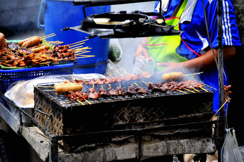 西方人,一个人,站,横图,俯视,室外,白天,工作服,制服,烧烤,欧洲,欧洲人,仅一个年轻女性,仅一个女性,仅一个人,握,阴影,朦胧,模糊,反射,围裙,影子,烟雾,肉,烤架,烤肉,拿,拿着,肉类,站着,铁架,握着,肉食,工作制服,年轻女性,女人,女性,白种人,站立,半身,彩图,高角度拍摄,工作套服