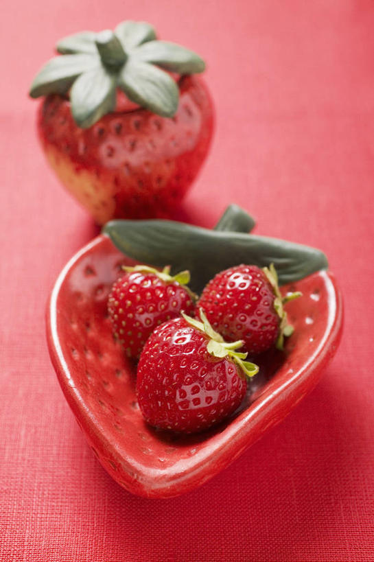 无人,竖图,俯视,室内,特写,白天,桌面,桌子,草莓,浆果,餐具,水果,阴影,红色背景,新鲜,反射,木制,碟子,盘,影子,生食,食品,果实,食物,三个,一个,盘子,木制品,碟,摄影,有机食品,绿色食品,影棚,单个,洋莓,水果皇后,红莓,地莓,彩图,高角度拍摄,影棚拍摄,拍摄