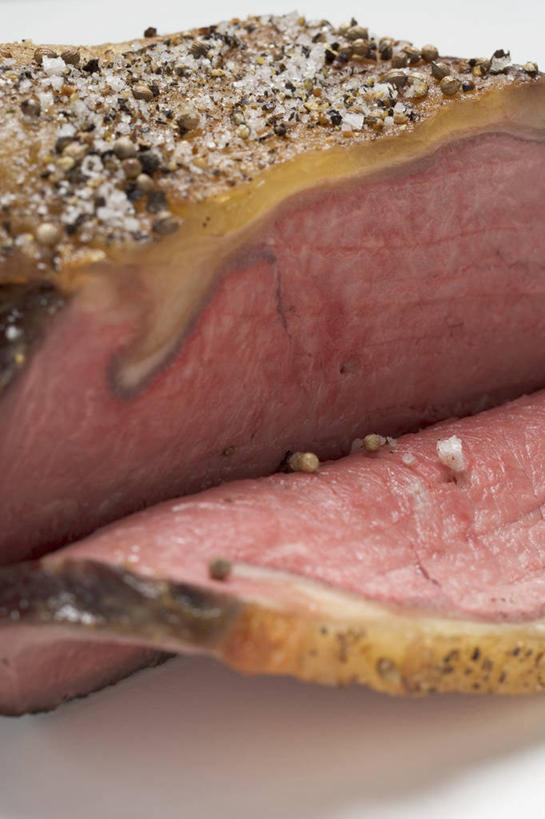 无人,竖图,俯视,室内,特写,白天,白色背景,烹饪,西餐,桌面,桌子,一块,切开,阴影,反射,纹路,木制,纹理,影子,肉,牛排,牛肉,料理,食品,菜肴,美食,肉类,食物,木制品,切,西式,摄影,佳肴,影棚,剖面,肉食,切面,肌理,彩图,高角度拍摄,影棚拍摄,拍摄