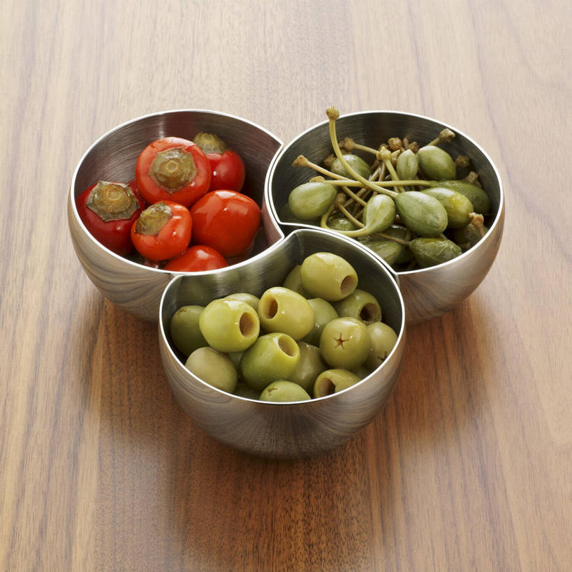 无人,方图,俯视,室内,特写,白天,桌面,桌子,橄榄,辣椒,蔬菜,水果,金属制品,一堆,许多,阴影,堆叠,堆积,新鲜,反射,金属,木制,影子,生食,食品,果实,蔬果,食物,一个,木制品,容器,碗,摄影,有机食品,绿色食品,影棚,单个,储藏,堆,储存,辣角,红海椒,大椒,辣虎,广椒,青果,白榄,辣子,红辣椒,海椒,番椒,彩图,高角度拍摄,影棚拍摄,拍摄,贮存