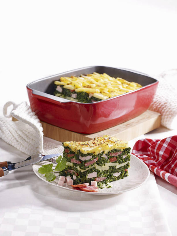 无人,竖图,俯视,室内,特写,白天,白色背景,烹饪,西餐,桌面,桌子,蔬菜,椰菜,卷心菜,餐具,厨具,玻璃,阴影,新鲜,反射,木制,碟子,锅子,盘,砂锅,影子,陶瓷,肉,料理,食品,陶瓷制品,锅,猪肉,菜肴,美食,肉类,玻璃制品,食物,盘子,餐巾,木制品,碟,甘蓝,西式,摄影,佳肴,有机食品,绿色食品,影棚,锅具,烹饪用具,豚肉,保洁方巾,口布,烹调用具,结球甘蓝,甘兰,包心菜,烹调,彩图,高角度拍摄,影棚拍摄,拍摄