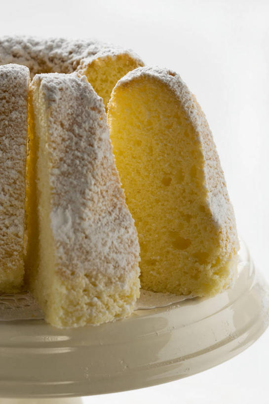 点心,无人,竖图,俯视,室内,特写,白天,白色背景,下午茶,桌面,桌子,餐具,切开,阴影,反射,木制,碟子,盘,影子,调料,食品,糖,调味品,调味料,食物,糕点,一个,盘子,木制品,碟,切,摄影,影棚,单个,剖面,切面,彩图,高角度拍摄,影棚拍摄,拍摄,蛋糕