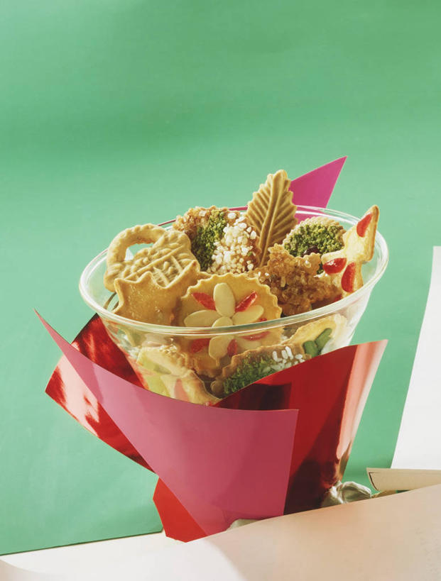 点心,无人,竖图,俯视,室内,特写,白天,杯子,圣诞节,一堆,许多,绿色背景,阴影,堆叠,堆积,节日,庆祝,反射,影子,食品,曲奇,文化,玻璃制品,食物,水杯,饼干,零食,庆典,摄影,影棚,纪念,堆,曲奇饼,曲奇饼干,玻璃杯,彩图,高角度拍摄,影棚拍摄,拍摄