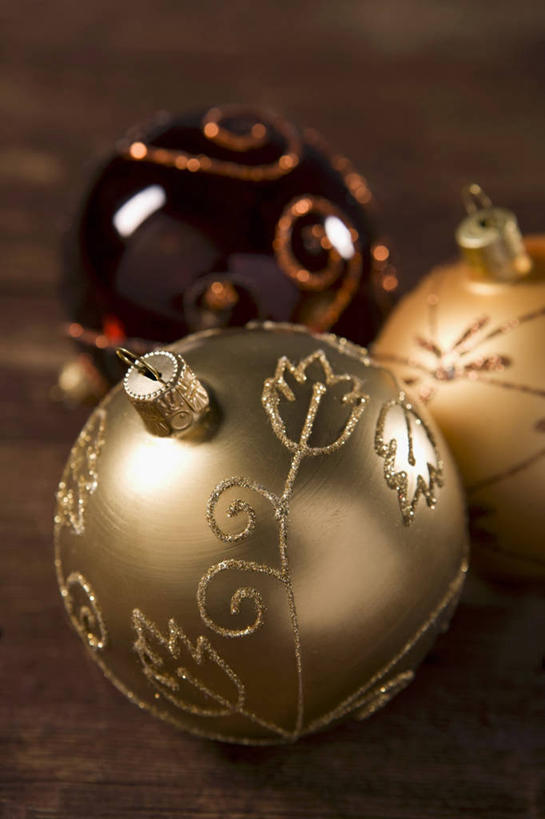 无人,竖图,俯视,室内,特写,白天,桌面,桌子,静物,圣诞节,阴影,节日,庆祝,装饰,反射,木制,挂饰,影子,圣诞球,文化,球,三个,木制品,庆典,球体,摄影,影棚,纪念,华丽,修饰,点缀,衬托,美观,雅致,雅观,彩图,高角度拍摄,影棚拍摄,拍摄