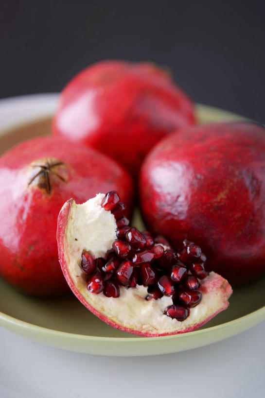 无人,竖图,俯视,室内,特写,白天,桌面,桌子,橄榄,餐具,水果,切开,阴影,朦胧,模糊,新鲜,反射,木制,碟子,盘,影子,生食,食品,果实,食物,盘子,木制品,碟,切,有机食品,绿色食品,剖面,切面,青果,白榄,彩图,高角度拍摄