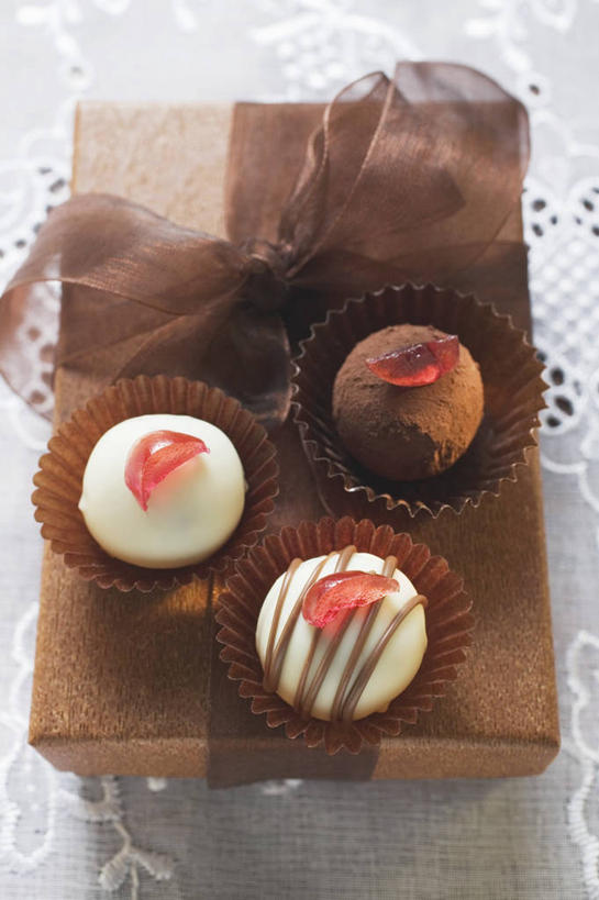 无人,竖图,俯视,室内,特写,白天,白色背景,桌面,桌子,礼盒,礼物,阴影,反射,木制,丝绸,丝带,影子,纸盒,食品,糖,糖果,甜点,甜品,棕色,缎带,白巧克力,绸带,盒子,食物,三个,一个,包装盒,木制品,礼品盒,甜食,巧克力,摄影,礼品,影棚,单个,朱古力,纸托,蛋糕托,蛋糕托纸,蛋糕纸托,彩图,高角度拍摄,影棚拍摄,拍摄