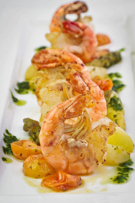 无人,竖图,俯视,室内,特写,白天,白色背景,烹饪,西餐,桌面,桌子,蔬菜,土豆,西红柿,餐具,阴影,新鲜,反射,木制,碟子,盘,影子,虾,料理,食品,菜肴,美食,食物,盘子,木制品,碟,西式,摄影,佳肴,有机食品,绿色食品,影棚,斑节对虾,斑节虾,馍馍蛋,日本对虾,竹节虾,洋芋,山药蛋,马铃薯,番茄,彩图,高角度拍摄,影棚拍摄,拍摄