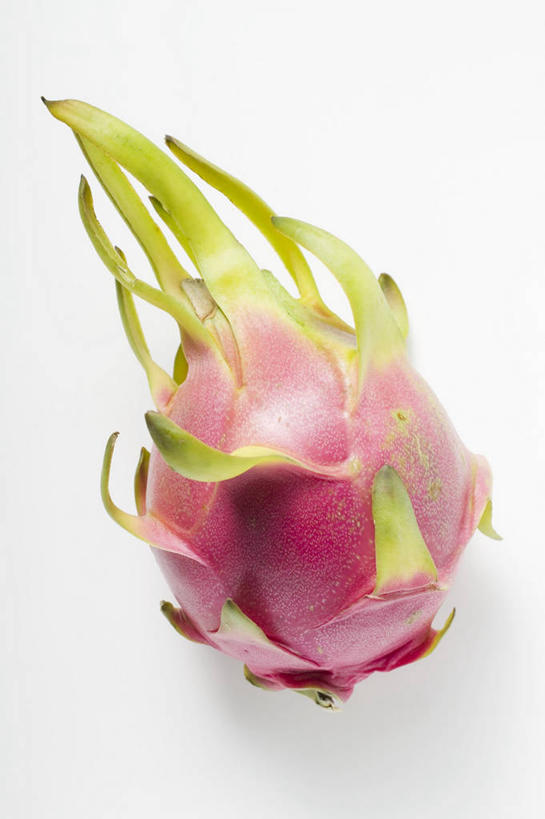 无人,竖图,俯视,室内,特写,白天,白色背景,桌面,桌子,水果,阴影,新鲜,反射,木制,影子,生食,食品,果实,火龙果,食物,一个,木制品,青龙果,摄影,有机食品,绿色食品,影棚,单个,彩图,高角度拍摄,影棚拍摄,拍摄