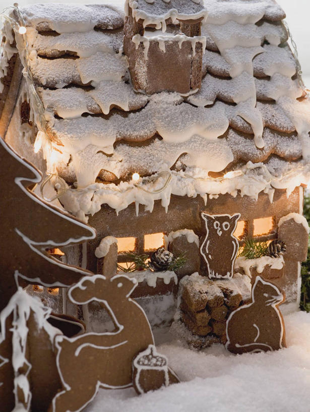 点心,无人,竖图,俯视,室内,特写,白天,雪,大雪,桌面,桌子,圣诞节,阴影,节日,庆祝,光线,木制,影子,积雪,雪景,冬季,冬天,灯光,食品,甜点,文化,食物,糕点,木制品,饼干,甜食,零食,庆典,寒冷,纪念,姜饼,严寒,姜饼屋,德式姜饼,彩图,高角度拍摄,圣诞姜饼屋