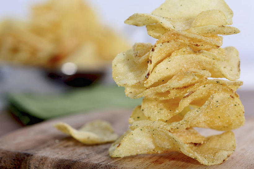 点心,无人,横图,俯视,室内,特写,白天,桌面,桌子,一堆,许多,阴影,堆叠,堆积,朦胧,模糊,反射,木制,影子,食品,案板,很多,薯片,砧板,食物,木制品,零食,堆,垃圾食品,彩图,高角度拍摄