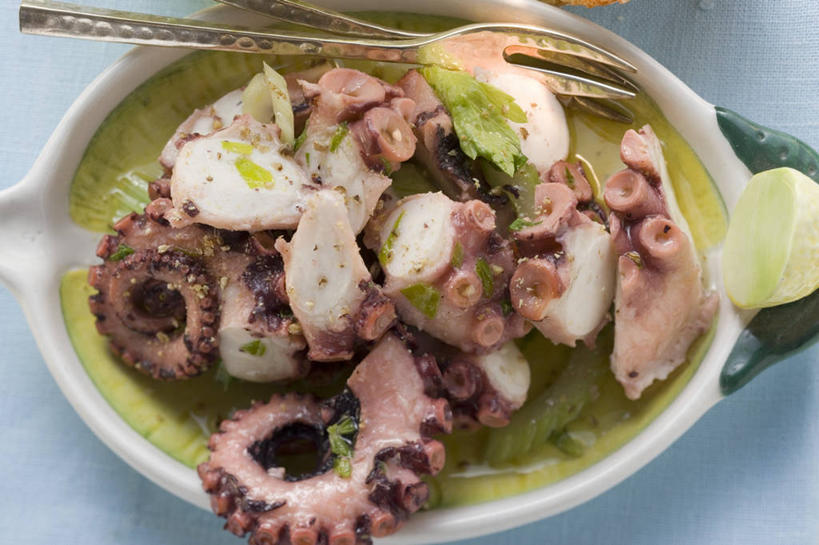 海鲜,无人,横图,俯视,室内,特写,白天,餐桌,桌子,章鱼,蔬菜,餐具,一堆,阴影,堆叠,堆积,新鲜,反射,叉子,碟子,盘,影子,生食,蔬菜沙拉,沙拉,食品,色拉,水产,沙律,海洋生物,食物,两个,盘子,碟,有机食品,绿色食品,餐台,色拉酱,堆,石吸,死牛,望潮,坐蛸,水生动物,海产品,千岛酱,水生物,海底动物,餐叉,进餐用具,石居,八爪鱼,彩图,高角度拍摄