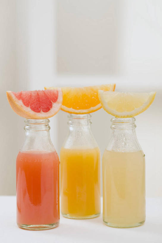 果汁,无人,竖图,室内,特写,白天,白色背景,正面,餐桌,桌子,柑橘,柠檬,水果,一排,切开,阴影,新鲜,整齐,反射,罐子,影子,生食,橙汁,食品,果实,饮品,柠檬汁,葡萄柚,玻璃制品,食物,饮料,排列,三个,黄色,红色,玻璃瓶,瓶子,西柚,切,橙色,摄影,有机食品,绿色食品,影棚,餐台,队列,可口,剖面,切面,朱栾,适口,益母果,柠果,橘子,桔子,橙子,橙,彩图,影棚拍摄,拍摄