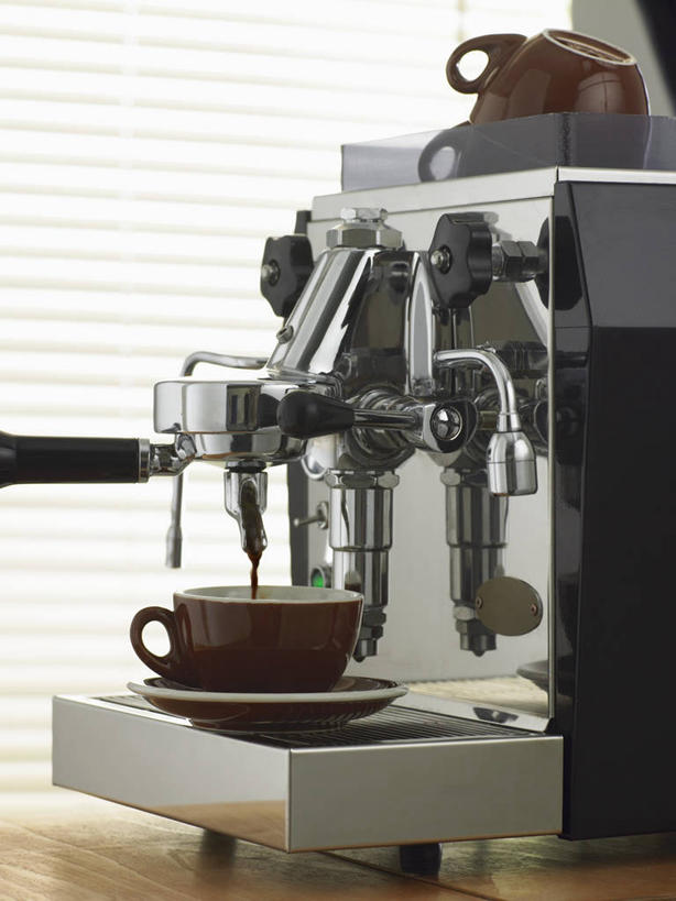 咖啡,无人,竖图,室内,特写,白天,正面,幸福,雾,餐桌,桌子,杯子,阴影,沸腾,朦胧,模糊,反射,蒸汽,瓷器,电器,工具,影子,咖啡杯,陶瓷制品,水蒸气,雾气,一杯,娱乐,设备,饮料,享受,休闲,温馨,放松,乐趣,冲泡,餐台,一台,气体,提神,舒适,家电,家用电器,咖啡机,磨粉,瓷杯,醒脑,蒸发,软饮料,彩图,清除,压粉,装粉