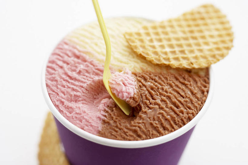 无人,横图,俯视,室内,特写,白天,白色背景,餐桌,桌子,杯子,阴影,反射,影子,勺子,冰激凌,清凉,两个,纸制品,调羹,汤匙,冷饮,舒服,冰淇淋,摄影,影棚,餐台,纸杯,解暑,解渴,一次性杯子,雪糕,华夫饼,圣代,舒爽,窝夫,格子饼,华夫,格仔饼,压花蛋饼,冰糕,消暑,彩图,高角度拍摄,影棚拍摄,拍摄,水果冰激凌,新地