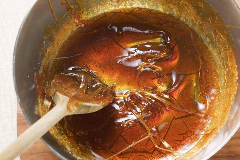 无人,横图,俯视,室内,特写,白天,烹饪,餐桌,桌子,厨具,金属制品,阴影,反射,粘稠,金属,木制,铲子,锅子,影子,调料,糖,调味品,调味料,锅,木制品,餐台,锅具,糖浆,黏稠,焦糖,烹饪用具,浓厚,烹调用具,烹调,彩图,高角度拍摄