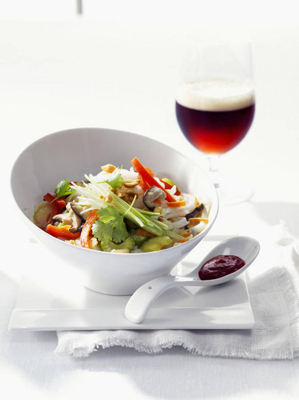 面食,面条,红酒,葡萄酒,无人,竖图,俯视,室内,特写,白天,白色背景,烹饪,中餐,餐桌,桌子,杯子,一堆,阴影,堆叠,堆积,反射,高脚杯,影子,勺子,陶瓷,调味,面,香料,佐料,料理,食品,陶瓷制品,红酒杯,酒类,一杯,菜肴,美食,米粉,香茅,柠檬草,玻璃制品,酒,食物,饮料,三个,餐巾,酒杯,容器,调羹,汤匙,碗,中式,红葡萄酒,摄影,佳肴,影棚,餐台,储藏,堆,葡萄酒杯,储存,作料,保洁方巾,口布,玻璃杯,彩图,高角度拍摄,影棚拍摄,拍摄,桂林米粉,米面,贮存