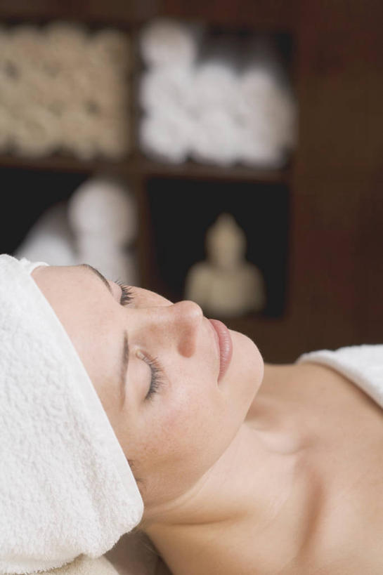 西方人,脸,头,脸颊,一个人,躺,闭眼,竖图,室内,特写,白天,侧面,按摩,美容,欧洲,欧洲人,仅一个女性,仅一个人,护肤,朦胧,模糊,纺织物,裸露,毛巾,清洁,仅一个中年女性,保养,享受,休闲,放松,SPA水疗,保健,温泉浴场,保暖,裸,透气,养颜,防水,储水,耐磨,吸水,卧着,女人,女性,中年女性,白种人,头部,脸部,脸蛋,面部,矿泉疗养地,闭眼睛,闭着眼,闭着眼睛,躺着,卧,半身,彩图,水疗