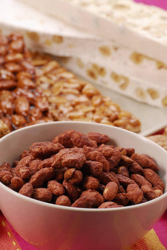 无人,竖图,俯视,室内,特写,白天,植物,餐桌,桌子,豆,花生,一堆,许多,阴影,堆叠,堆积,反射,影子,陶瓷,豆类,豆子,食品,糖,糖果,坚果,甜点,甜品,陶瓷制品,很多,食物,一个,红色,容器,碗,甜食,长生果,单个,餐台,储藏,堆,储存,花生仁,豆科,牛轧糖,落花生,落生,鸟结糖,纽结糖,花生米,花生豆,彩图,高角度拍摄,贮存