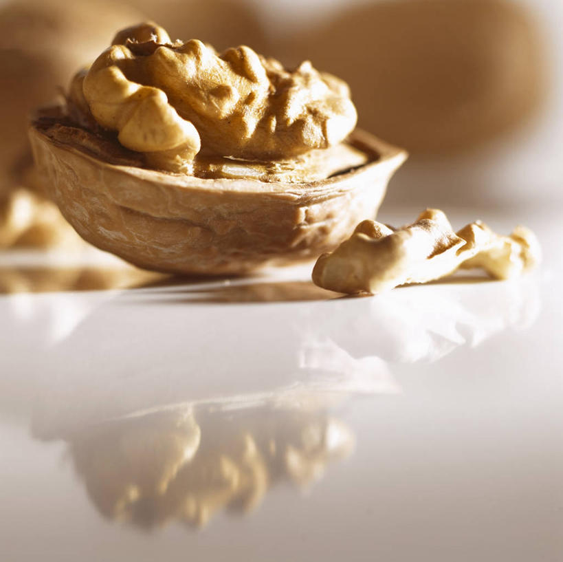 无人,横图,俯视,室内,特写,白天,餐桌,桌子,许多,阴影,朦胧,模糊,反射,影子,核桃,坚果,果实,很多,凌乱,干果,餐台,混乱,胡桃,羌桃,纷乱,缭乱,庞杂,彩图,高角度拍摄