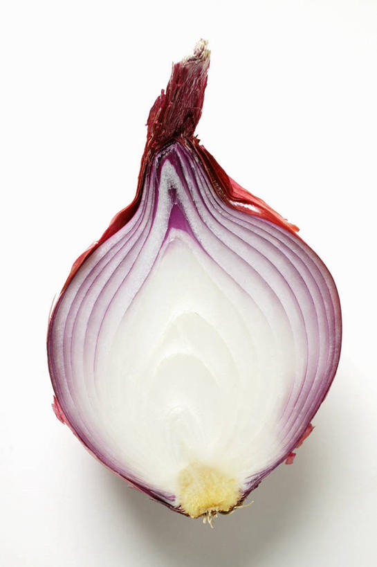 无人,竖图,俯视,室内,特写,白天,白色背景,餐桌,桌子,蔬菜,洋葱,切开,阴影,新鲜,反射,影子,食品,半个,食物,紫色,白色,切,一半,摄影,有机食品,绿色食品,影棚,餐台,玉葱,剖面,切面,圆葱,洋葱头,球葱,葱头,彩图,高角度拍摄,影棚拍摄,拍摄