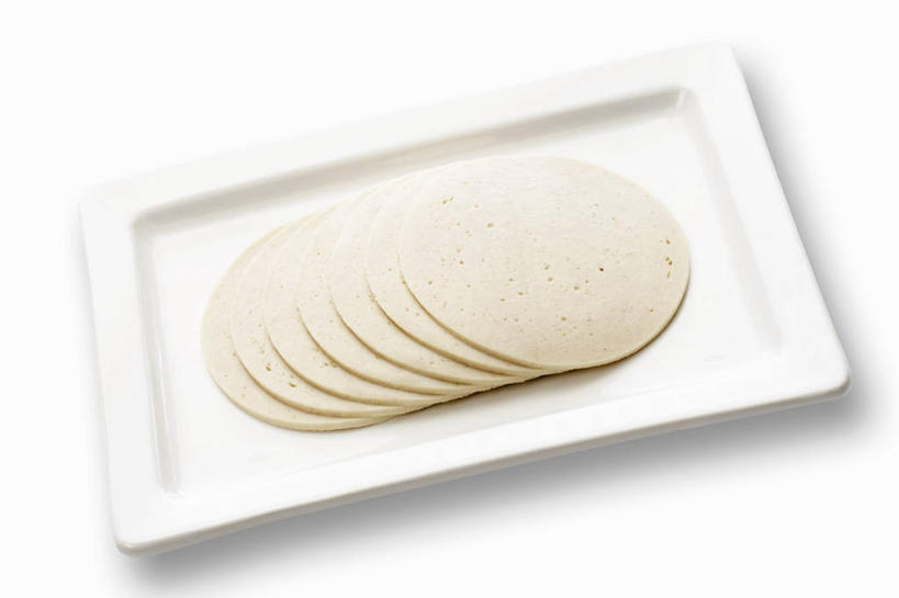 无人,横图,俯视,室内,特写,白天,白色背景,餐桌,桌子,餐具,一排,切开,阴影,整齐,反射,碟子,盘,影子,肉,香肠,牛肉,腊肠,肉类,排列,一个,白色,盘子,碟,切,摄影,影棚,单个,餐台,队列,剖面,肉食,切面,彩图,高角度拍摄,影棚拍摄,拍摄