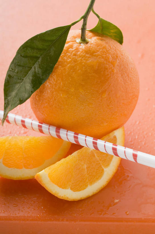 无人,竖图,俯视,室内,特写,白天,餐桌,桌子,柑橘,水果,叶子,一根,切开,橙色背景,阴影,新鲜,反射,影子,塑料,生食,食品,果实,绿叶,食物,三个,塑料制品,吸管,切,橙色,嫩叶,摄影,有机食品,绿色食品,影棚,餐台,空心,剖面,切面,饮管,叶,叶片,橘子,桔子,橙子,橙,彩图,高角度拍摄,影棚拍摄,拍摄,圆柱状