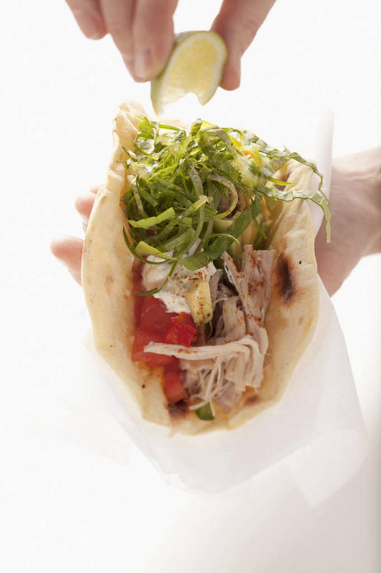 点心,西方人,手,一个人,捧,捏,竖图,室内,特写,白天,白色背景,正面,蔬菜,西红柿,水果,欧洲,欧洲人,双手,仅一个年轻女性,仅一个女性,仅一个人,新鲜,生菜,莴苣,鸡肉,肉,生食,食品,果实,捏着,文化,蔬果,饼,小吃,肉类,食物,糕点,甜食,酪梨,手部,鳄梨,摄影,有机食品,绿色食品,影棚,油梨,肉食,玉米饼,樟梨,酸橙,春菜,鹅仔菜,莴仔菜,千金菜,叶用莴苣,代代,奶油生菜,年轻女性,女人,女性,白种人,牛油果,橙子,橙,番茄,端,端着,捧着,手捧,半身,彩图,影棚拍摄,拍摄