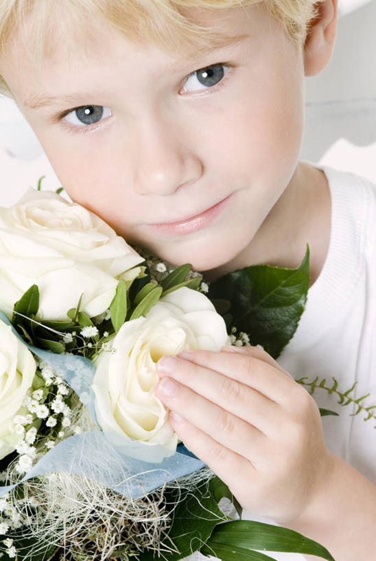 西方人,儿童,脸,头,脸颊,手,一个人,笑,微笑,竖图,室内,特写,白天,正面,爱情,幸福,纯洁,热情,玫瑰,叶子,欧洲,欧洲人,仅一个男性,仅一个人,握,服装,朦胧,模糊,盛开,绿叶,玫瑰花,浪漫,拿,花蕾,拿着,注视,休闲装,花,花瓣,花朵,鲜花,小孩,衣服,白色,白玫瑰,花苞,花蕊,观察,看,仅一个小孩,休闲,温暖,温馨,手部,休闲服,嫩叶,恩爱,可爱,童年,童趣,握着,服饰,观看,单手,和睦,察看,关注,感动,童真,烂漫,无邪,尊敬,天真,刺玫花,徘徊花,男孩,男人,男性,白种人,孩子,头部,脸部,脸蛋,面部,叶,叶片,半身,彩图,融洽,男生