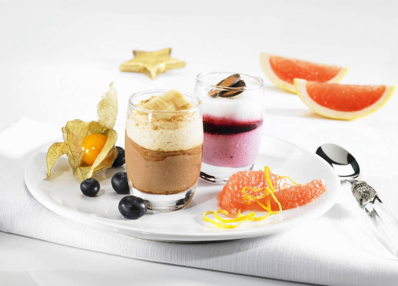 牛奶,无人,横图,俯视,室内,特写,白天,白色背景,餐桌,桌子,柑橘,浆果,蓝莓,杯子,餐具,水果,阴影,朦胧,模糊,新鲜,反射,碟子,盘,影子,勺子,灯笼果,生食,食品,果实,饮品,营养,玻璃制品,食物,饮料,盘子,水杯,调羹,碟,汤匙,四个,摄影,有机食品,绿色食品,影棚,餐台,乳制品,奶,牛乳,安神,秘鲁苦蘵,小果酸浆,玻璃杯,山都柿,蓝浆果,蓝靛果,橘子,桔子,醋栗,橙子,橙,彩图,高角度拍摄,影棚拍摄,拍摄