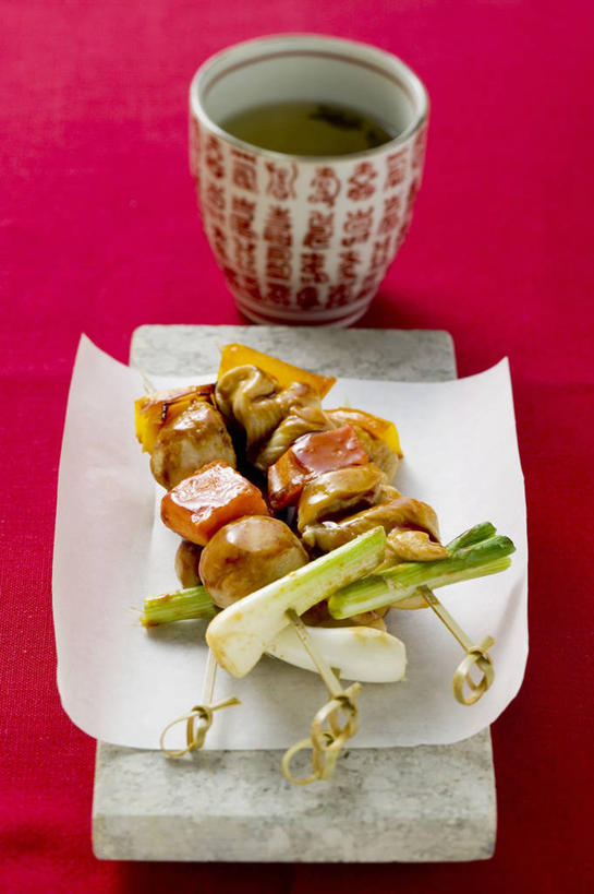 无人,竖图,俯视,室内,特写,白天,幸福,餐桌,茶,桌子,蔬菜,洋葱,杯子,餐具,阴影,红色背景,新鲜,反射,碟子,盘,影子,肉,绿茶,茶叶,食品,一杯,娱乐,肉类,竹签,食物,两个,盘子,水杯,碟,享受,休闲,温馨,放松,乐趣,摄影,有机食品,绿色食品,影棚,餐台,提神,舒适,玉葱,醒脑,肉食,取食签,茶杯,圆葱,洋葱头,球葱,葱头,彩图,高角度拍摄,影棚拍摄,拍摄,不发酵茶,苦茗