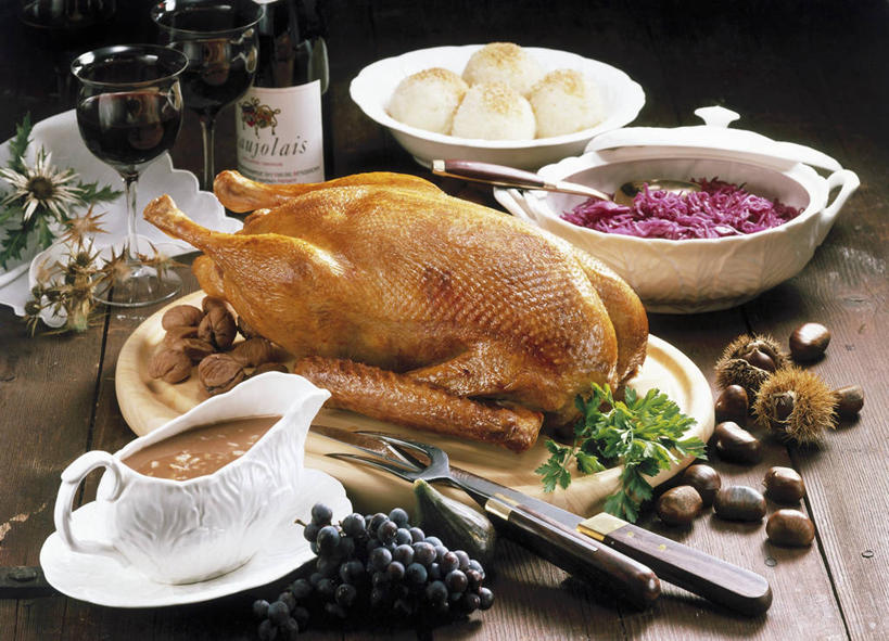 红酒,葡萄酒,无人,横图,俯视,室内,特写,白天,白色背景,餐桌,桌子,葡萄,蔬菜,椰菜,卷心菜,杯子,餐具,水果,许多,阴影,新鲜,反射,叉子,刀叉,刀子,碟子,高脚杯,盘,影子,陶瓷,紫甘蓝,板栗,栗子,肉,生食,食品,坚果,果实,毛栗子,案板,陶瓷制品,红酒杯,酒类,很多,蔬果,肉类,紫包菜,玻璃制品,酒,砧板,食物,饮料,盘子,酒杯,容器,碟,碗,红葡萄酒,赤甘蓝,甘蓝,摄影,有机食品,绿色食品,影棚,餐台,储藏,葡萄酒杯,储存,餐刀,肉食,紫椰菜,餐叉,毛栗,栗果,栗楔,紫圆白菜,玻璃杯,进餐用具,山葫芦,蒲桃,草龙珠,结球甘蓝,红甘蓝,甘兰,包心菜,彩图,高角度拍摄,影棚拍摄,拍摄,贮存,鹅肉