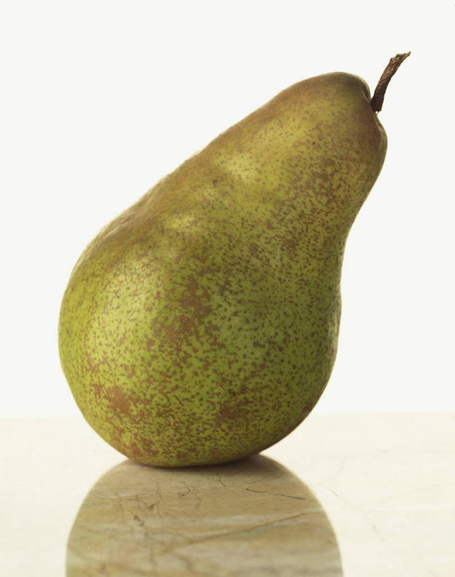 无人,竖图,俯视,室内,特写,白天,白色背景,餐桌,桌子,梨,水果,阴影,新鲜,反射,影子,生食,食品,果实,食物,一个,绿色,香梨,摄影,有机食品,绿色食品,影棚,单个,餐台,生梨,彩图,高角度拍摄,影棚拍摄,拍摄