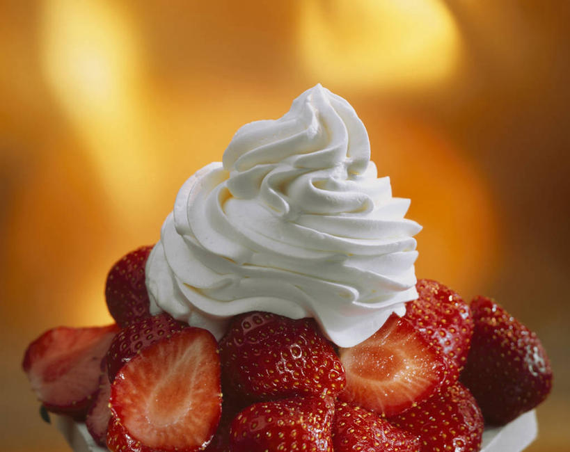 点心,无人,横图,俯视,室内,特写,白天,草莓,浆果,水果,一堆,切开,阴影,堆叠,堆积,朦胧,模糊,新鲜,反射,影子,生食,食品,甜点,甜品,果实,食物,糕点,红色,甜食,奶油,切,有机食品,绿色食品,堆,乳制品,剖面,切面,激凌,克林姆,淇淋,洋莓,水果皇后,红莓,地莓,彩图,高角度拍摄