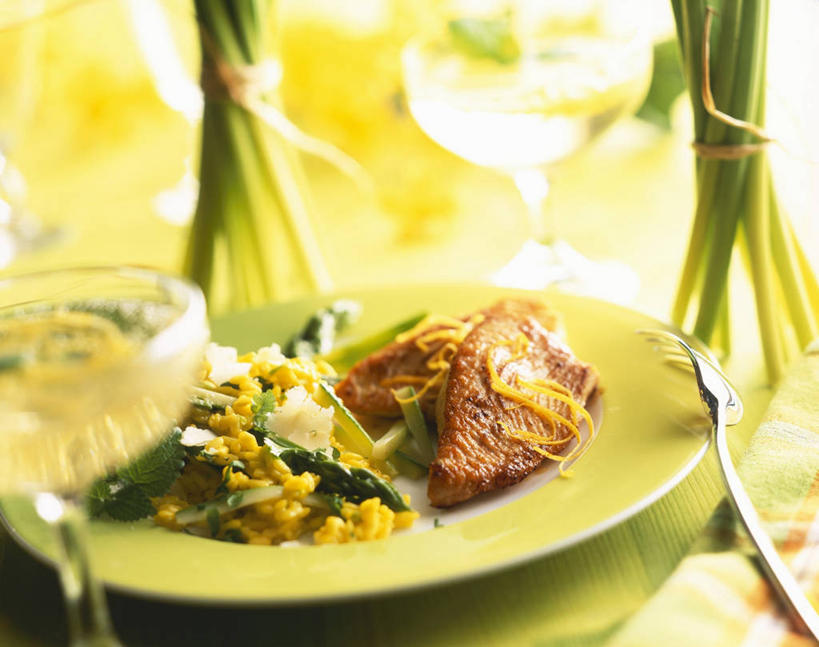 米饭,无人,横图,俯视,室内,特写,白天,烹饪,西餐,餐桌,桌子,芦笋,蔬菜,杯子,餐具,叶子,阴影,朦胧,模糊,新鲜,反射,叉子,高脚杯,影子,陶瓷,鸡肉,肉,料理,食品,绿叶,陶瓷制品,红酒杯,火鸡,饭,菜肴,美食,肉类,玻璃制品,食物,三个,酒杯,容器,碗,嫩叶,西式,佳肴,有机食品,绿色食品,餐台,储藏,迷迭香,五谷,葡萄酒杯,储存,肉食,意大利调味饭,餐叉,海洋之露,意大利炖饭,叶,叶片,玻璃杯,进餐用具,猪尾巴,药鸡豆子,石刁柏,蚂蚁杆,龙须菜,狼尾巴根,彩图,高角度拍摄,贮存