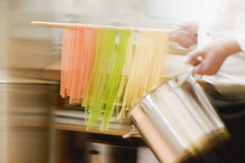 面食,面条,意大利面,西方人,一个人,厨师,走,横图,室内,特写,白天,侧面,工作服,制服,烹饪,西餐,厨房,厨具,金属制品,欧洲,欧洲人,仅一个男性,仅一个人,仅一个中年男性,吊挂,握,悬挂,服装,朦胧,模糊,金属,锅子,面,料理,食品,挂,拿,拿着,锅,食物,一个,衣服,西式,握着,服饰,单个,锅具,衣着,穿着,烹饪用具,工作制服,衣饰,男人,男性,中年男性,白种人,厨师长,厨子,大厨,主厨,烹调用具,步行,烹调,散步,走路,半身,彩图,工作套服,灶间