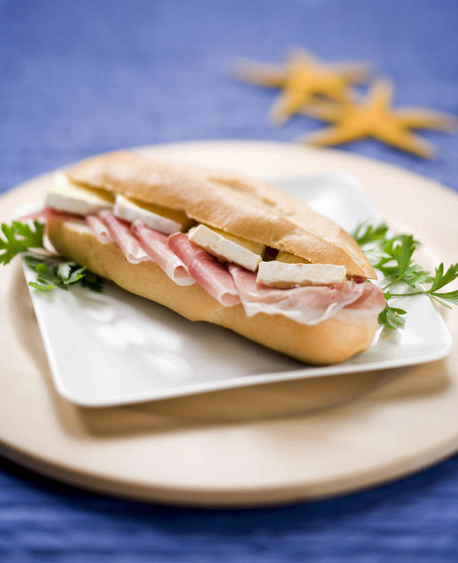 点心,面包,奶酪,无人,竖图,俯视,室内,特写,白天,烹饪,西餐,餐桌,桌子,海星,餐具,叶子,一块,阴影,朦胧,模糊,装饰,反射,木制,碟子,盘,影子,肉,干酪,起司,三明治,料理,食品,面点,绿叶,案板,芝士,营养,培根,猪肉,菜肴,美食,肉类,海洋生物,砧板,食物,糕点,一个,自然,动物,盘子,木制品,碟,快餐,嫩叶,乳酪,生物,西式,佳肴,单个,餐台,华丽,修饰,点缀,配菜,乳制品,发酵,肉食,西式快餐,三文治,豚肉,衬托,美观,雅致,雅观,棘皮动物门,叶,叶片,星鱼,彩图,高角度拍摄,烟肉,腌熏