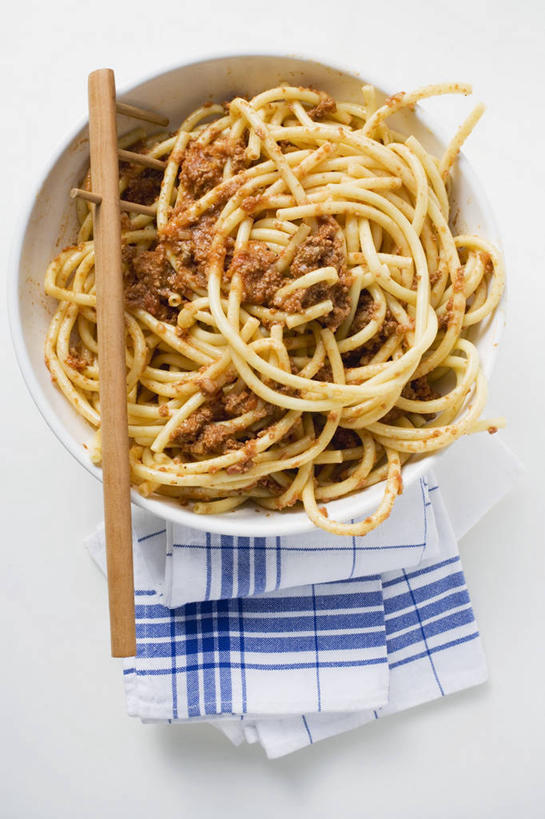 面食,通心粉,无人,竖图,俯视,室内,特写,白天,白色背景,西餐,餐桌,桌子,一堆,阴影,堆叠,堆积,反射,影子,陶瓷,调料,酱料,酱汁,面,肉,通心面,佐料,料理,食品,陶瓷制品,调味品,调味料,酱,肉类,食物,一个,餐巾,容器,碗,西式,摄影,影棚,单个,餐台,储藏,堆,储存,肉食,保洁方巾,口布,彩图,高角度拍摄,影棚拍摄,拍摄,贮存