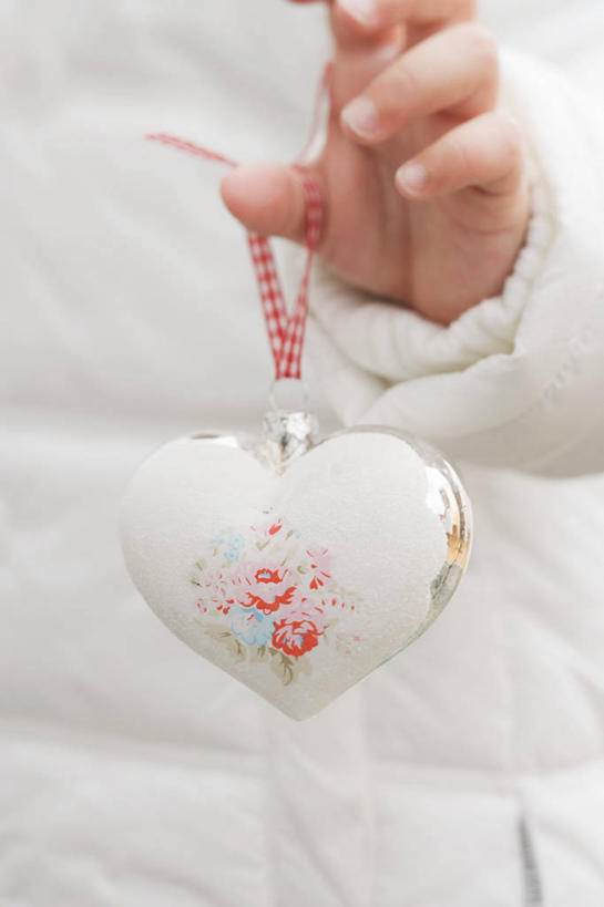 西方人,儿童,手,一个人,竖图,室内,特写,白天,正面,爱情,纯洁,欧洲,欧洲人,仅一个女性,仅一个人,握,服装,爱心,装饰,挂饰,圣诞球,浪漫,拿,拿着,休闲装,球,一个,小孩,衣服,白色,仅一个小孩,休闲,球体,温暖,温馨,心形,手部,休闲服,恩爱,可爱,童年,童趣,握着,服饰,单个,单手,华丽,修饰,点缀,和睦,童真,烂漫,无邪,衬托,美观,雅致,雅观,天真,女孩,女人,女性,白种人,孩子,心型,半身,彩图,融洽,女生