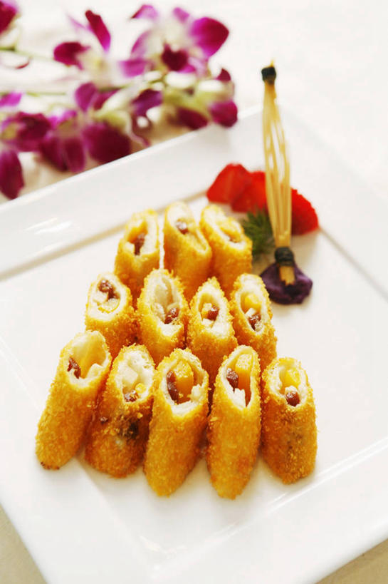 无人,竖图,俯视,室内,特写,白天,餐桌,桌子,蔬菜,土豆,餐具,一排,许多,阴影,新鲜,整齐,并列,并排,盛开,反射,碟子,盘,影子,油炸,食品,很多,花蕾,花,花瓣,花朵,鲜花,食物,排列,两个,紫色,盘子,碟,花苞,花蕊,有机食品,绿色食品,餐台,高雅,队列,平行,馍馍蛋,淡泊,花中君子,兰花,洋芋,山药蛋,马铃薯,彩图,高角度拍摄