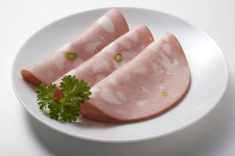 无人,横图,俯视,室内,特写,白天,白色背景,餐桌,桌子,餐具,叶子,一排,切开,阴影,整齐,装饰,反射,碟子,盘,影子,香菜,肉,香肠,绿叶,腊肠,三片,猪肉,肉类,排列,一个,粉色,盘子,碟,切,嫩叶,摄影,影棚,单个,餐台,华丽,修饰,点缀,配菜,队列,剖面,肉食,切面,胡菜,香荽,原荽,园荽,芫荽,豚肉,衬托,美观,雅致,雅观,胡荽,莞荽,芫茜,芫蓿,莚葛草,莚荽菜,叶,叶片,彩图,高角度拍摄,影棚拍摄,拍摄