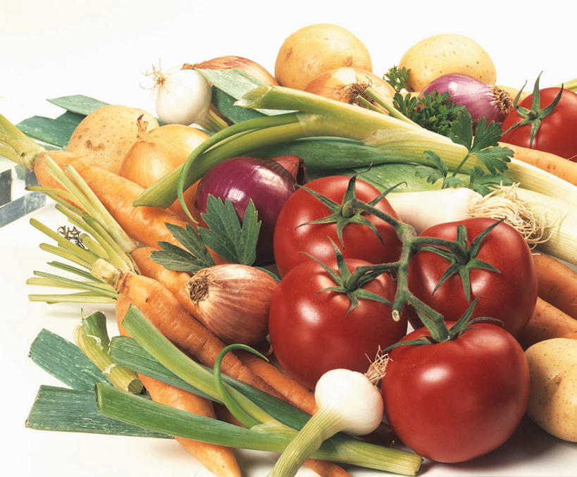 无人,横图,俯视,室内,特写,白天,白色背景,餐桌,桌子,萝卜,胡萝卜,蔬菜,蒜,西红柿,一堆,许多,阴影,堆叠,堆积,新鲜,反射,影子,葱,青葱,食品,很多,蒜头,食物,红色,绿色,橙色,摄影,有机食品,绿色食品,影棚,餐台,堆,胡蒜,红萝卜,甘荀,番茄,大蒜,彩图,高角度拍摄,影棚拍摄,拍摄