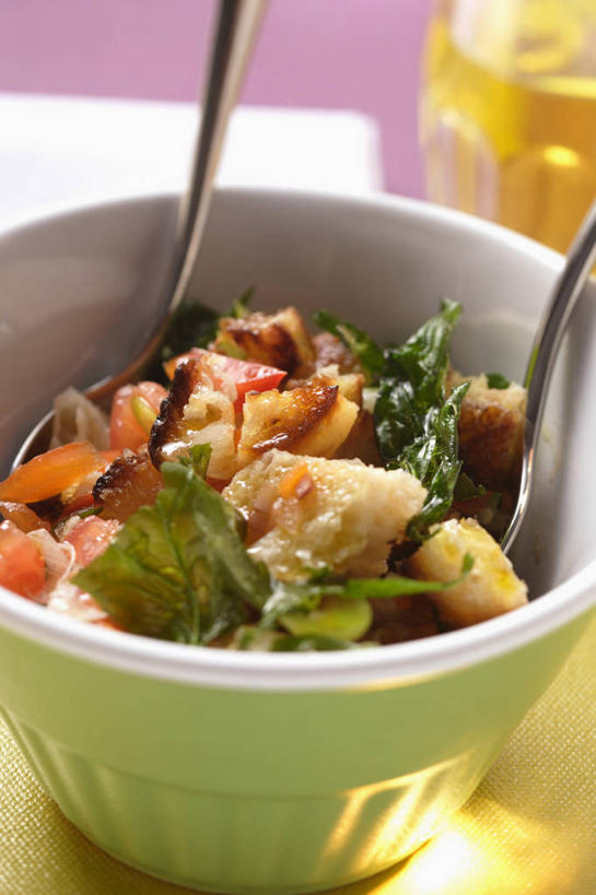 点心,面包,面食,面条,意大利面,无人,竖图,俯视,室内,特写,白天,西餐,植物,餐桌,桌子,蔬菜,西红柿,小番茄,餐具,叶子,阴影,新鲜,反射,叉子,影子,勺子,陶瓷,面,生食,蔬菜沙拉,香料,沙拉,料理,食品,面点,绿叶,草药,陶瓷制品,色拉,沙律,中药,食物,糕点,三个,容器,调羹,汤匙,碗,香草,嫩叶,西式,有机食品,绿色食品,餐台,色拉酱,储藏,罗勒,储存,千岛酱,紫苏,药材,中草药,餐叉,白面包,九层塔,圣约瑟夫草,甜罗勒,兰香,中药材,本草,小西红柿,樱桃小番茄,珍珠小番茄,叶,叶片,进餐用具,樱桃番茄,圣女果,番茄,彩图,高角度拍摄,贮存