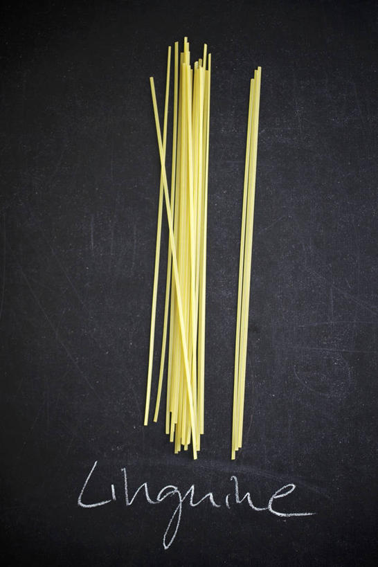 面食,面条,意大利面,无人,竖图,俯视,室内,特写,白天,西餐,餐桌,桌子,阴影,黑色背景,反射,英文,标志,文字,影子,字符,字母,面,料理,食品,标识,食物,黄色,黑板,西式,教学,摄影,影棚,餐台,英文字母,耐磨,教学黑板,彩图,高角度拍摄,影棚拍摄,拍摄