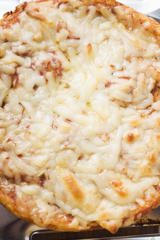 奶酪,无人,竖图,俯视,室内,特写,白天,烹饪,西餐,餐桌,桌子,蔬菜,西红柿,小番茄,阴影,新鲜,反射,影子,干酪,起司,料理,食品,披萨,匹萨,芝士,营养,菜肴,美食,食物,一个,快餐,乳酪,西式,佳肴,有机食品,绿色食品,单个,餐台,乳制品,比萨,发酵,西式快餐,垃圾食品,意大利薄饼,小西红柿,樱桃小番茄,珍珠小番茄,樱桃番茄,圣女果,番茄,彩图,高角度拍摄