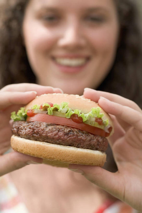 点心,面包,西方人,脸,头,脸颊,手,一个人,笑,微笑,露齿笑,竖图,室内,特写,白天,正面,烹饪,西餐,餐桌,桌子,蔬菜,西红柿,欧洲,欧洲人,双手,仅一个年轻女性,仅一个女性,仅一个人,握,服装,朦胧,模糊,新鲜,生菜,莴苣,肉,汉堡,牛肉,料理,食品,面点,拿,拿着,注视,菜肴,美食,肉类,食物,糕点,一个,衣服,快餐,观察,看,手部,西式,握着,服饰,佳肴,有机食品,绿色食品,单个,餐台,观看,察看,衣着,穿着,关注,肉食,西式快餐,垃圾食品,小圆面包,春菜,鹅仔菜,莴仔菜,千金菜,叶用莴苣,衣饰,年轻女性,女人,女性,白种人,头部,脸部,脸蛋,面部,番茄,半身,彩图