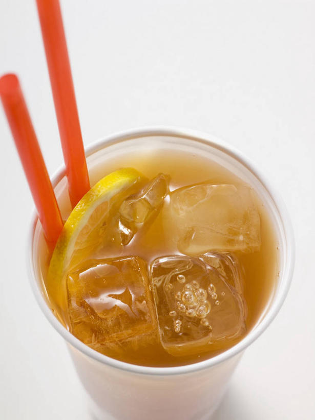 无人,竖图,俯视,室内,特写,白天,白色背景,幸福,餐桌,茶,桌子,柠檬,杯子,水果,两根,切开,阴影,新鲜,反射,影子,塑料,冰,生食,冰块,茶叶,食品,果实,一杯,娱乐,冷冻,玻璃制品,食物,一个,红色,水杯,塑料制品,吸管,切,享受,休闲,温馨,放松,寒冷,乐趣,摄影,有机食品,绿色食品,影棚,冷藏,单个,餐台,冰冷,空心,提神,舒适,醒脑,剖面,切面,饮管,保鲜,玻璃杯,益母果,柠果,彩图,高角度拍摄,影棚拍摄,拍摄,圆柱状