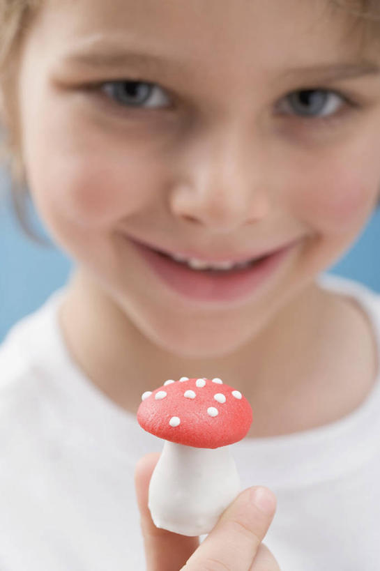 西方人,儿童,脸,头,脸颊,手,一个人,笑,微笑,露齿笑,竖图,室内,特写,白天,正面,纯洁,欧洲,欧洲人,仅一个女性,仅一个人,握,蓝色背景,服装,朦胧,模糊,菌菇,蘑菇,食品,糖,糖果,甜点,甜品,软糖,拿,菌类,拿着,注视,休闲装,肩膀,食物,小孩,衣服,甜食,观察,看,仅一个小孩,休闲,手部,休闲服,食用菌,可爱,童年,童趣,握着,摄影,服饰,影棚,观看,单手,察看,关注,童真,烂漫,无邪,天真,女孩,女人,女性,白种人,孩子,头部,脸部,脸蛋,面部,半身,彩图,影棚拍摄,拍摄,女生