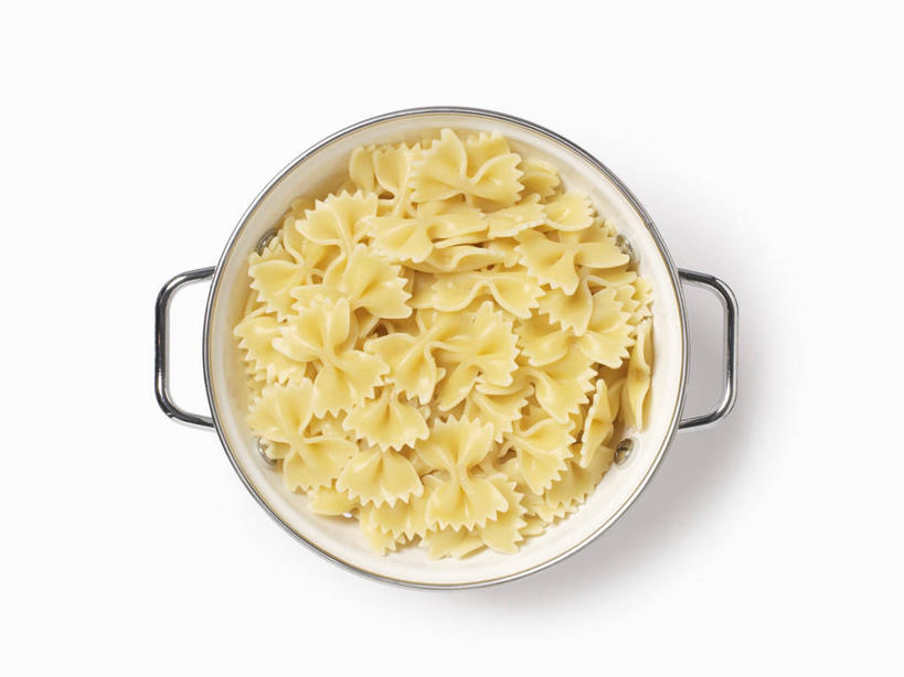 面食,面条,意大利面,无人,横图,俯视,室内,特写,白天,白色背景,西餐,餐桌,桌子,一堆,许多,阴影,堆叠,堆积,反射,影子,陶瓷,面,料理,食品,陶瓷制品,很多,食物,一个,黄色,容器,碗,西式,摄影,影棚,单个,餐台,储藏,堆,储存,彩图,高角度拍摄,影棚拍摄,拍摄,贮存